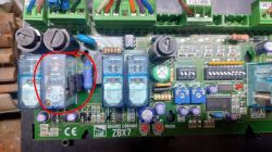 Płytka Came ZBX7 z wymienionymi elementami elektronicznymi Zbliżenie na płytkę sterującą Came ZBX7 z zaznaczonym przekaźnikiem i rezystorami
