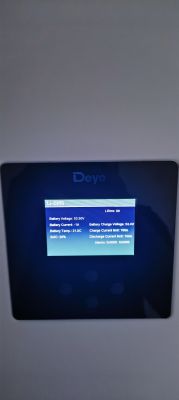 Panel falownika Deye z wyświetlaczem pokazującym parametry baterii, takie jak napięcie, prąd i temperatura.