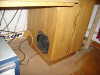 Subwoofer wbudowany w biurko.