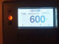 Wyświetlacz falownika Fronius Symo pokazujący napięcie początkowe MPPT1 ustawione na 600V