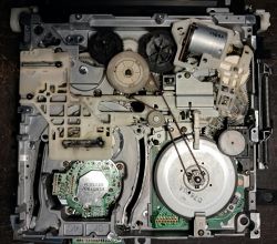 Zdjęcie mechanizmu magnetowidu Panasonic NV-HD650 z widocznymi kołami zębatymi i elementami elektronicznymi.