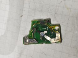 Fragment starego pilota samochodowego Lexusa na kartce papieru milimetrowego.