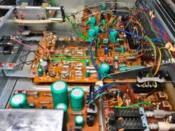 Wnętrze tunera ZRK T-7010 z widocznymi komponentami elektronicznymi i okablowaniem.
