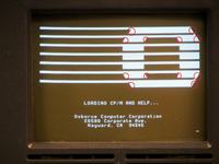 Jak znaleźć brakujący znak w kodzie ASCII dla Osborne 1?