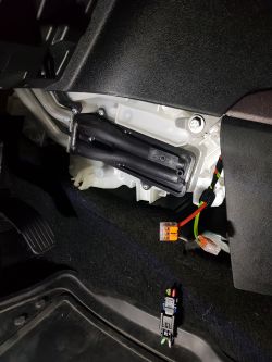 Gdzie znaleźć silnik wentylatora do Peugeot 2008 1.6 vti 2013? Czy to szczotki?