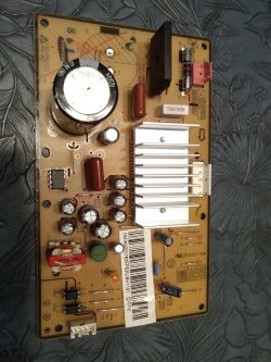 Płyta drukowana modułu lodówki Samsung z widocznymi elementami elektronicznymi.
