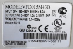 Etykieta falownika Delta Electronics VFD015M43B z danymi wejścia/wyjścia i certyfikatami