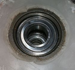 Electrolux EWF10475W - Wyjmowanie bębna z łożysk