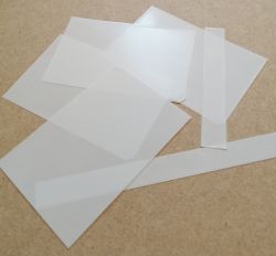 Weiße Blätter aus dem 3D-Druck Weiße, auf einem 3D-Drucker gedruckte Blätter auf braunem Hintergrund.