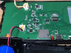 Wnętrze modułu LCD z zieloną płytką drukowaną i komponentami elektronicznymi