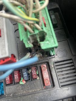 Przegrzane przewody w samochodzie Citroën C5 MK1 przy kostce BSM.