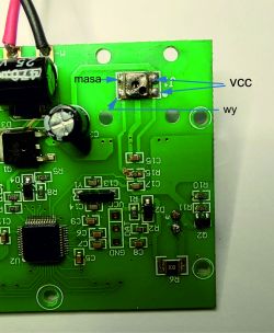 Zbliżenie płytki PCB z oznaczonym złączem J1 i strzałkami „masa”, „VCC” i „wy”.