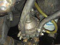 Jak paliwo dostaje się do oleju w silniku OMC Cobra 5.0 L V8?