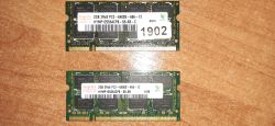 Dwie kości RAM Hynix 2GB PC2-6400S umieszczone na drewnianej powierzchni