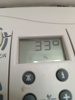 Wyświetlacz kotła Vaillant z temperaturą 33°C i stałym symbolem kranu