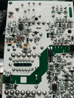 Beschädigte Leiterplatte mit verbrannten Widerständen R69 und R70