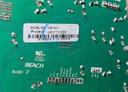 Nahaufnahme einer grünen Leiterplatte (PCB) mit technischem Etikett, sichtbaren Lötstellen und Anschlussbezeichnungen.