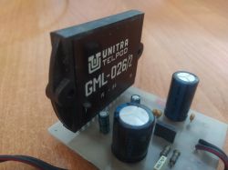 Czarny moduł UNITRA TELPOD GML-026/2 na płytce PCB z kondensatorami na drewnianym blacie
