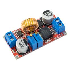 Moduł przetwornicy obniżającej z potencjometrami i elementami elektronicznymi na czerwonej płytce.