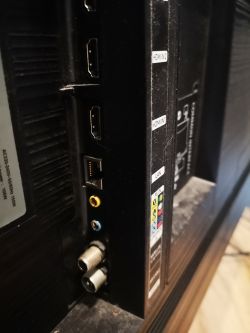 Jak podłączyć konsolę do TV Samsung UE55NU7172, mając taki kabel i wejścia?