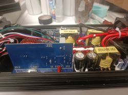 Wnętrze przetwornicy DC12V/AC230V z widocznymi kondensatorami i przewodami.