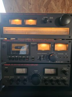 Wieża audio WEGA z tunerem, deckiem kasetowym i wzmacniaczem, podświetlenie wskaźników nie działa