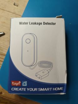 Tuya water leakage detector box with a drawing of the device on the front.