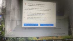 Okno komunikatu: komputer nie spełnia wymagań Windows 11, brak TPM 2.0 i nieobsługiwany procesor i3-3217U