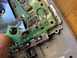 Wnętrze konsoli PlayStation SCPH-7502 z chipem podłączonym do płyty głównej.