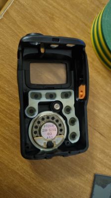 Wnętrze obudowy radia Yaesu VX-2R z widocznym głośnikiem i miejscem na wyświetlacz.