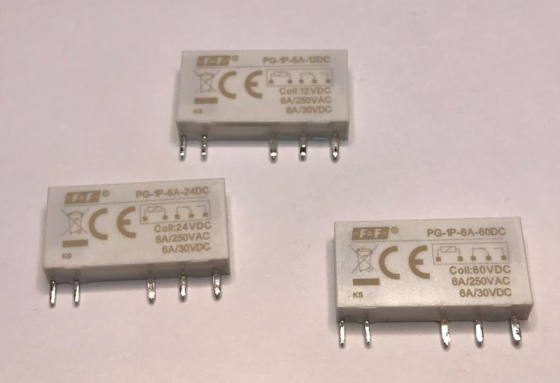 Trzy przekaźniki elektromechaniczne F&amp;F o różnych napięciach cewki