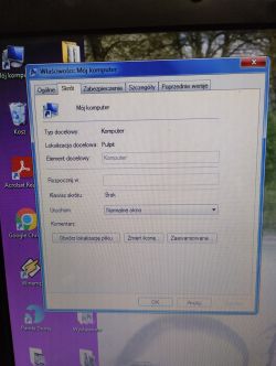 Okno właściwości skrótu Mój komputer z systemu Windows, wyświetlone na tle pulpitu.