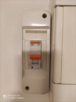 Bezpieczniki dla indukcji i piekarnika: dobór, układ i podłączenie przy 230V