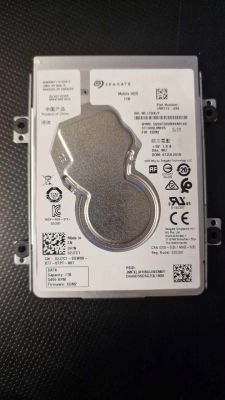 Dysk twardy Seagate Mobile HDD 1TB, widok etykiety z danymi technicznymi.
