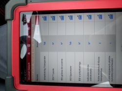 Interfejs diagnostyczny na ekranie urządzenia z danymi systemu BSI samochodu Peugeot.