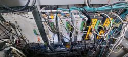 Panel sterowania frezarki z okablowaniem i modułami serwonapędów