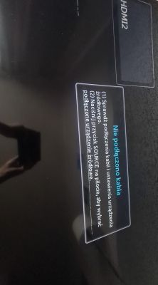 Telewizor z białą, przerywaną linią pionową na środku ekranu
