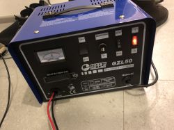 Brak reakcji prostownika po podłączeniu do akumulatora CENTRA - uszkodzenie?