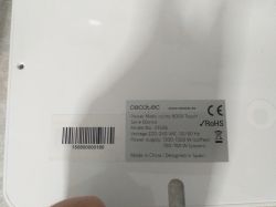 Tabliczka znamionowa ekspresu Cecotec Power Matic-ccino 8000 Touch z informacjami o modelu.