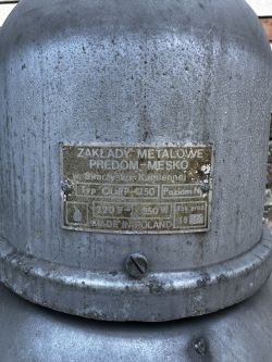 Zbliżenie na metalową tabliczkę lampy przemysłowej PREDOM-MESKO OURP-250.