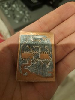 Zdjęcie płytki PCB z nierównomiernie nałożonym tonerem.