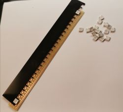 Zdjęcie szablonu do lutowania LED SMD i małych komponentów na białym tle.