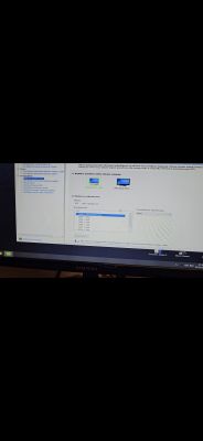 Monitor Samsung wyświetlający panel ustawień ekranu Windows z widocznym problemem z rozdzielczością i artefaktami.