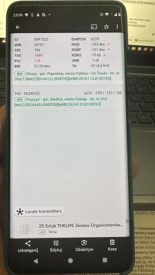 Ekran smartfona wyświetlający aplikację NetMonster z danymi o nadajnikach sieci komórkowej Play w okolicy Strus i Pruszyna.