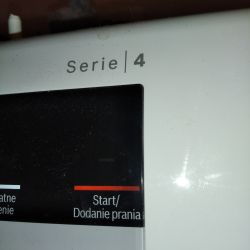 Zbliżenie na panel sterowania suszarki Bosch Serie 4.