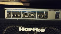 Wzmacniacz Hartke HA3500 z panelem kontrolnym i ekwalizerem.