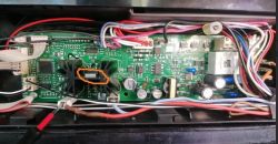 Płytka drukowana z przewodami, oznaczonym elementem i różnymi komponentami elektronicznymi.