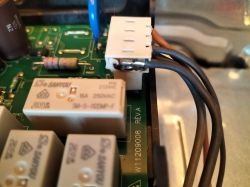 Zbliżenie na złącze elektryczne oraz płytkę drukowaną w piekarniku Whirlpool.