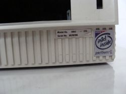 Zbliżenie tylnej kratki wentylacyjnej komputera z etykietą „Model No. 6862” i naklejką Intel Inside Pentium II