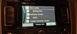 Anzeige des Navigationssystems im Auto mit Informationen zur Softwareversion.